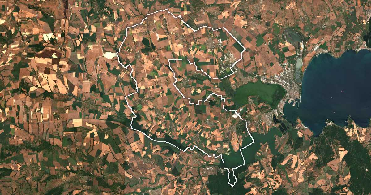 Satellitenbild mit eingezeichneter Grenze: Kameno