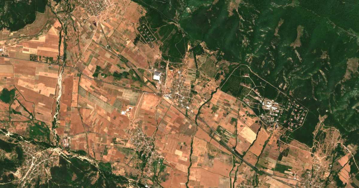 Satellitenkarte von Kǎrnare