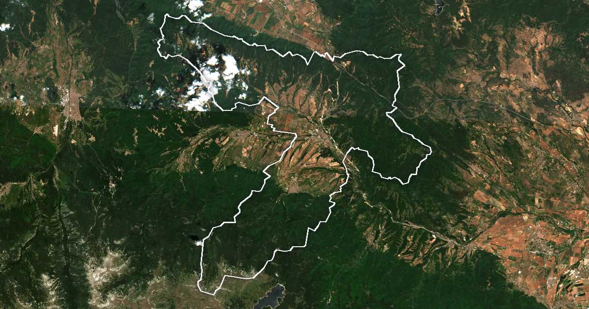 Satellitenbild mit eingezeichneter Grenze: Kostenec
