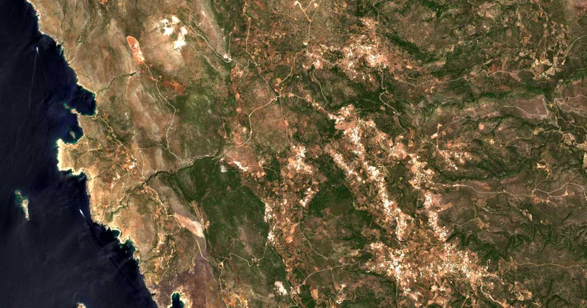 Satellitenkarte von Pitsiniánika