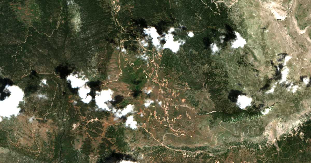 Satellitenkarte von Kalývia Livadíou Arachóvis