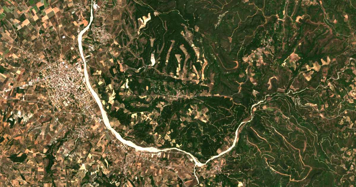 Satellitenkarte von Avgariá