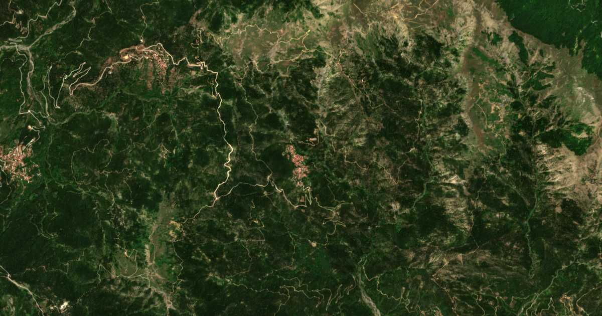 Satellitenkarte von Ámpliani