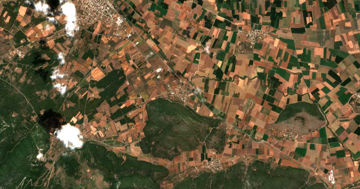 Satellitenkarte von Agía Paraskeví