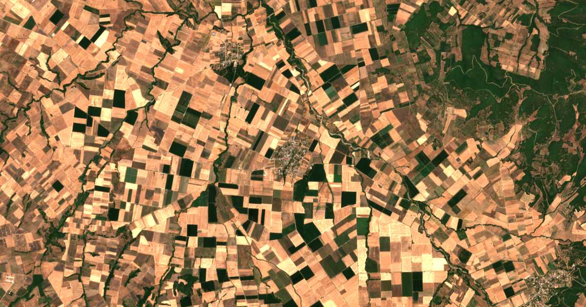 Satellitenkarte von Karyaí