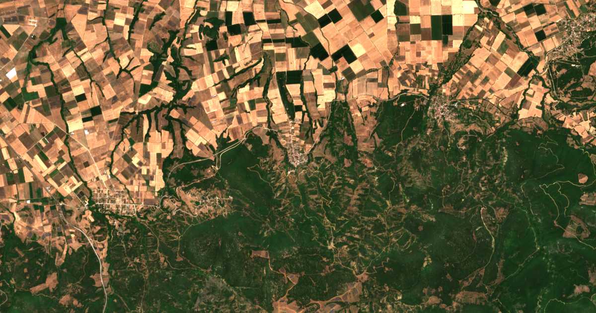 Satellitenkarte von Makrolívadon