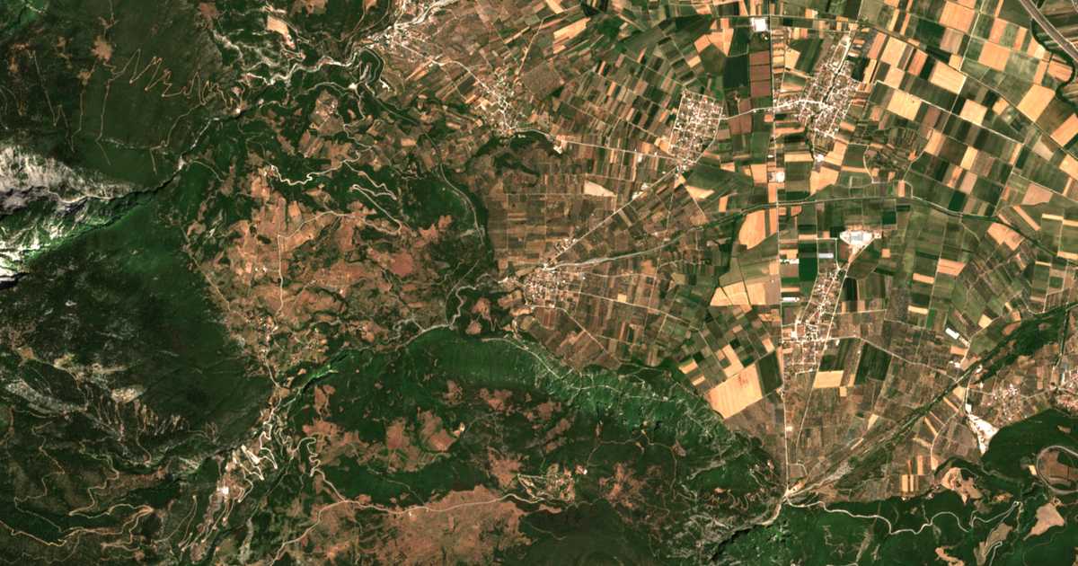 Satellitenkarte von Áno Vardátai