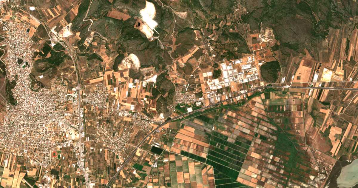 Satellitenkarte von Agía Paraskeví