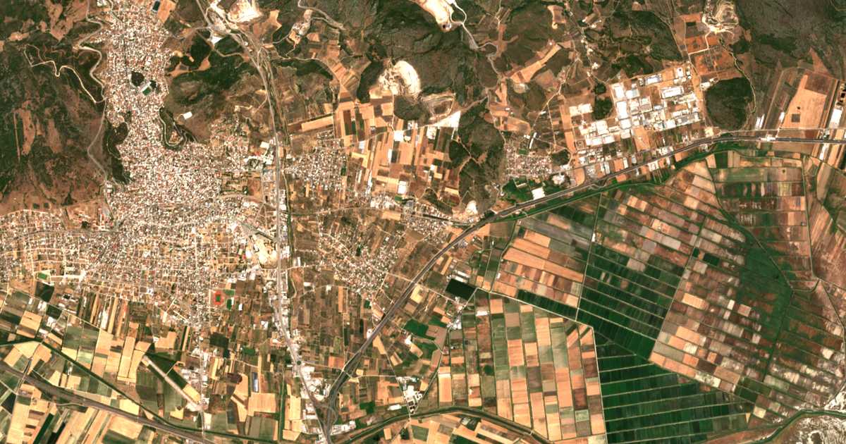 Satellitenkarte von Megáli Vrýsi