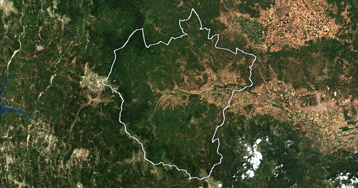 Satellitenbild mit eingezeichneter Grenze: Dímos Makrakómis