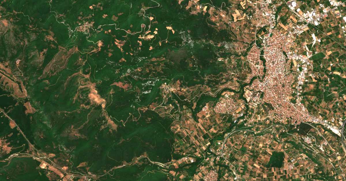 Satellitenkarte von Komníneion