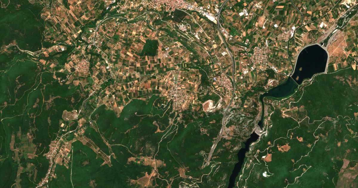 Satellitenkarte von Ráchi