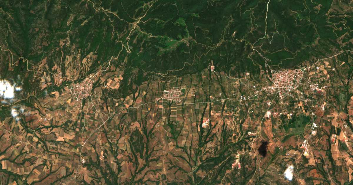 Satellitenkarte von Avgí