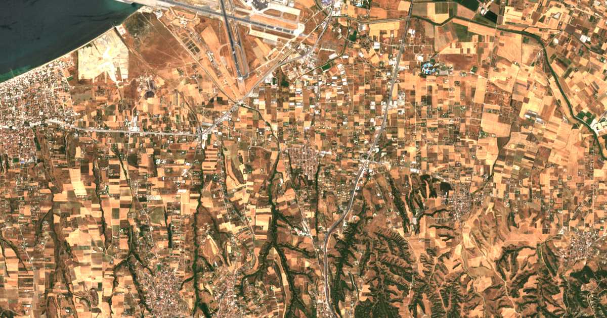 Satellitenkarte von Néon Rýsion