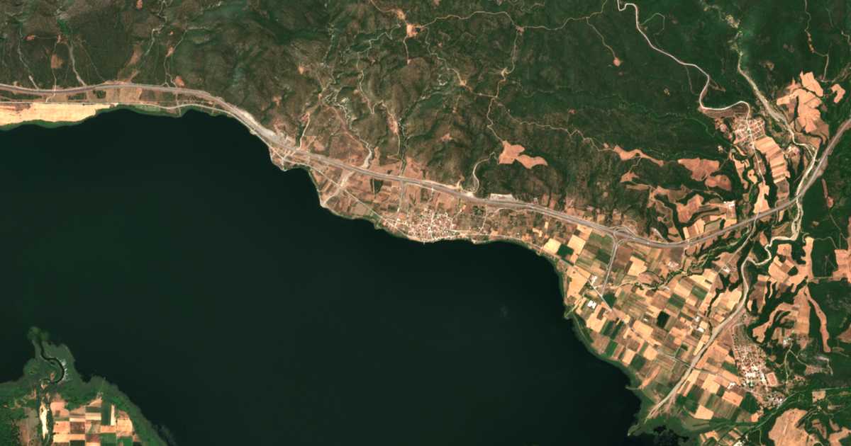 Satellitenkarte von Mikrá Vólvi