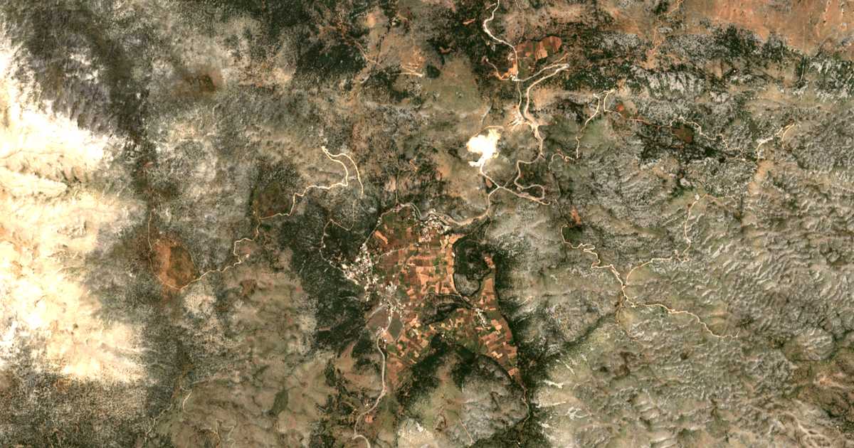 Satellitenkarte von Karés