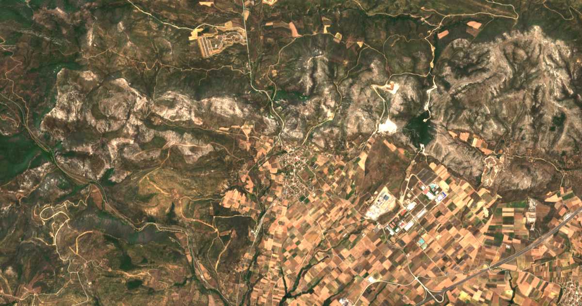 Satellitenkarte von Ávas