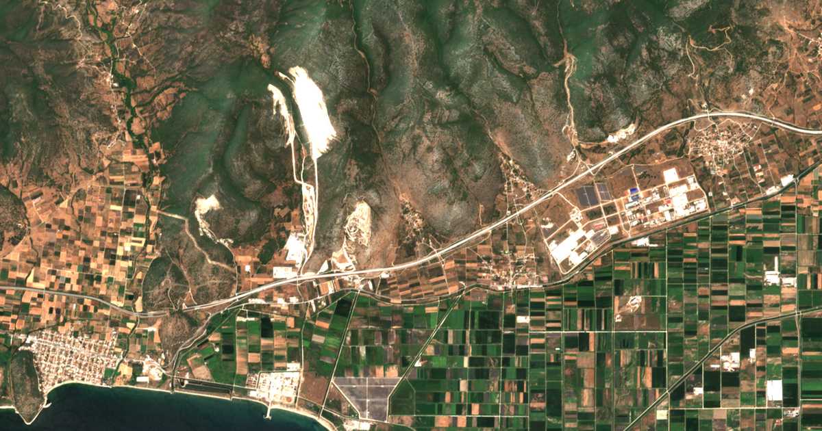 Satellitenkarte von Néa Kómi