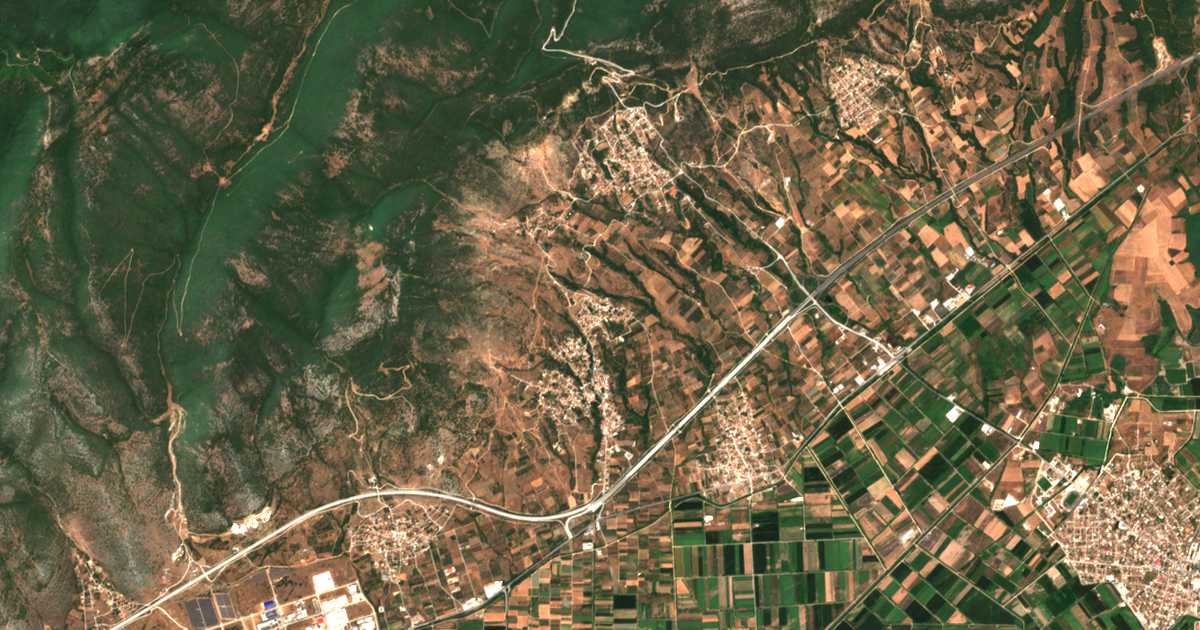 Satellitenkarte von Pérni
