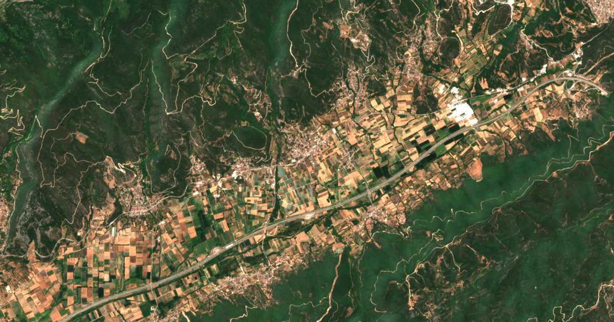 Satellitenkarte von Avlí