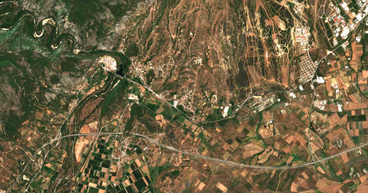 Satellitenkarte von Méga Týmpanon