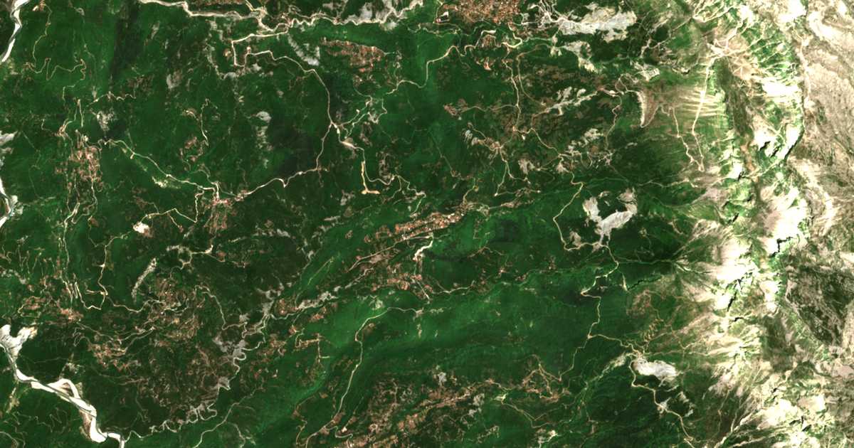 Satellitenkarte von Mikrospiliá