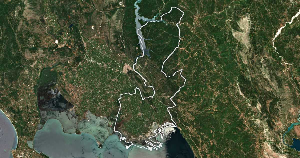 Satellitenbild mit eingezeichneter Grenze: Dímos Nikoláou Skoufá