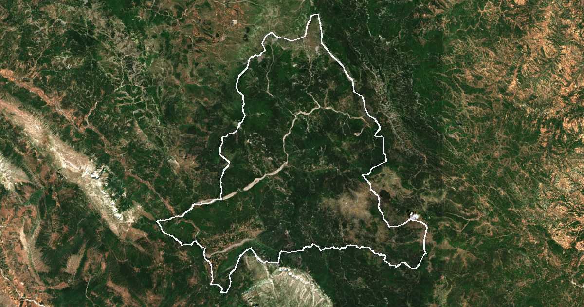 Satellitenbild mit eingezeichneter Grenze: Dímos Kónitsas