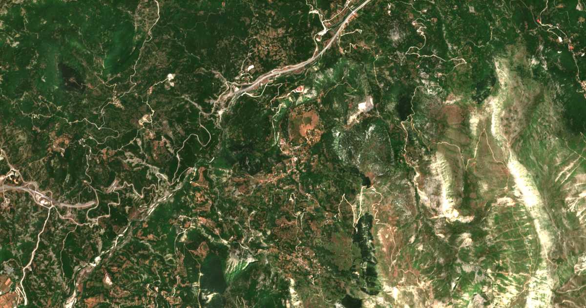 Satellitenkarte von Méga Peristérion