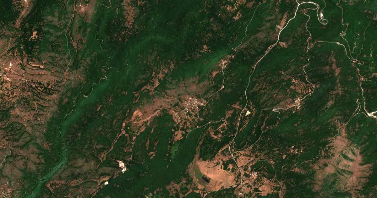 Satellitenkarte von Áno Ravénia