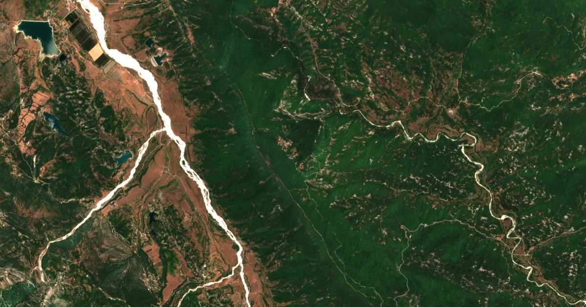 Satellitenkarte von Charavgí
