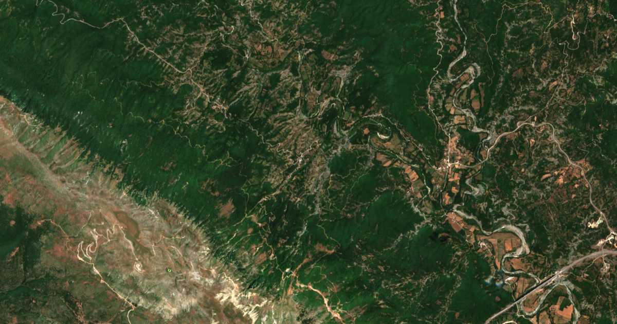 Satellitenkarte von Karyaí