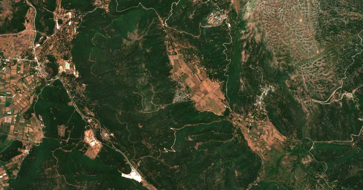 Satellitenkarte von Káto Pediná