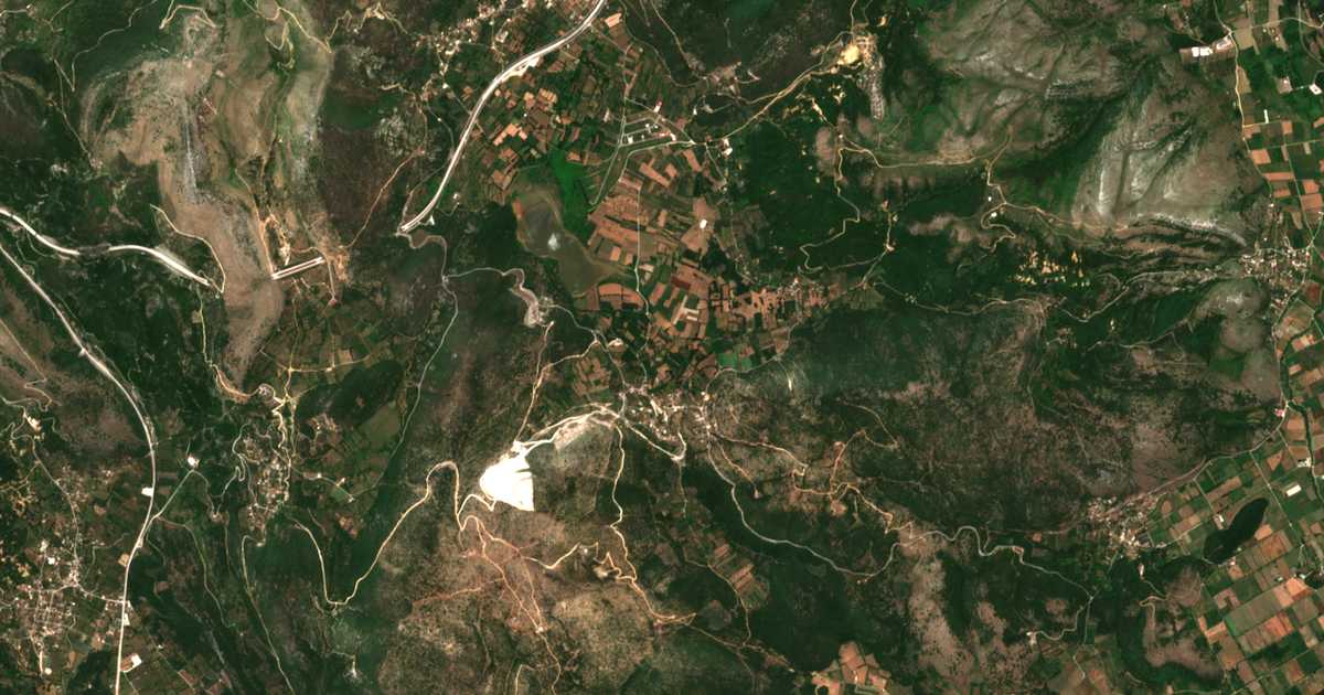 Satellitenkarte von Ampeliá
