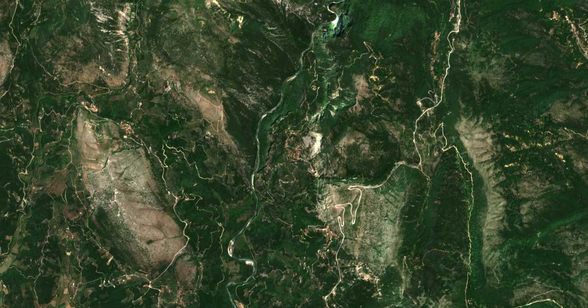 Satellitenkarte von Pénte Ekklisíai