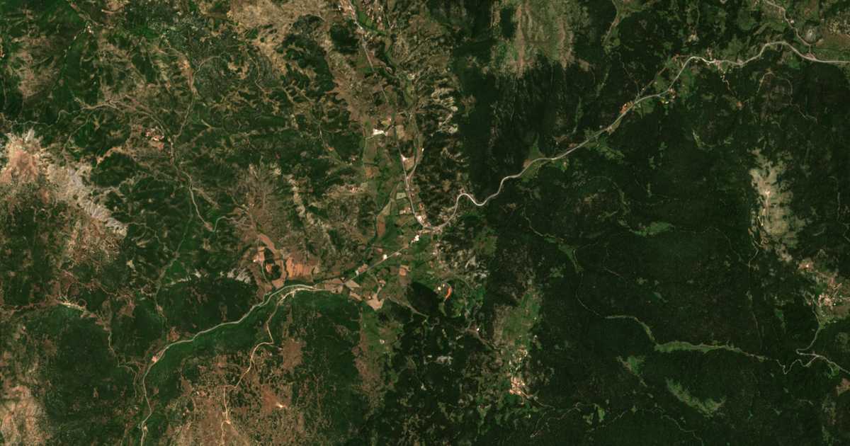 Satellitenkarte von Karkaloú