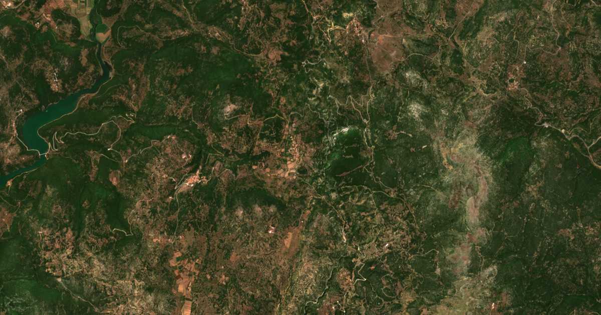 Satellitenkarte von Kerpiní