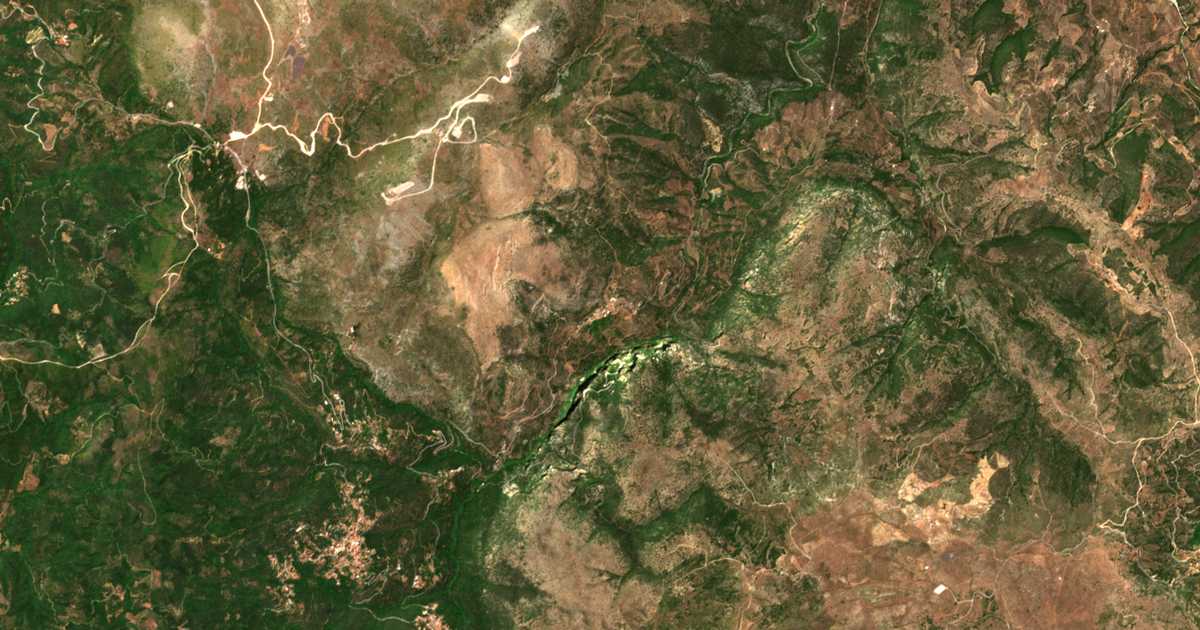 Satellitenkarte von Perdikóvrysi
