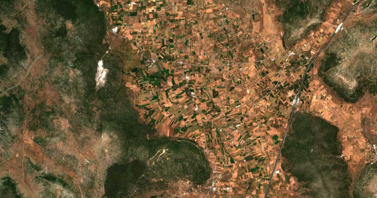 Satellitenkarte von Miliá Tripóleos