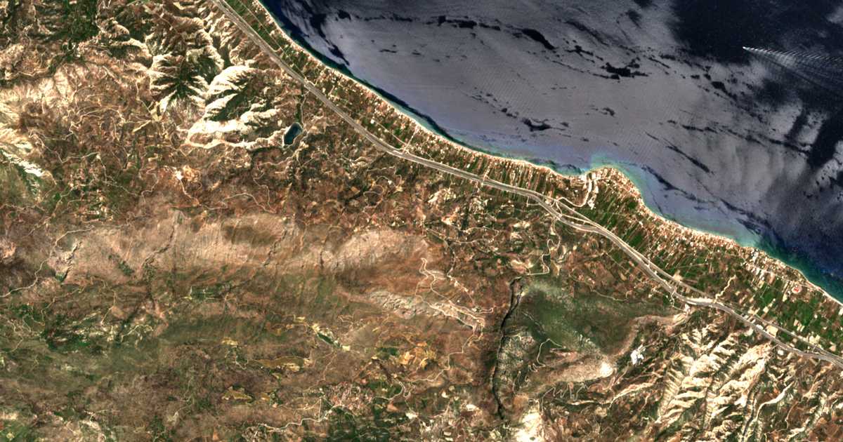 Satellitenkarte von Áno Loutrón