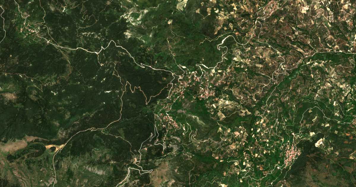 Satellitenkarte von Mési Synoikía Trikálon