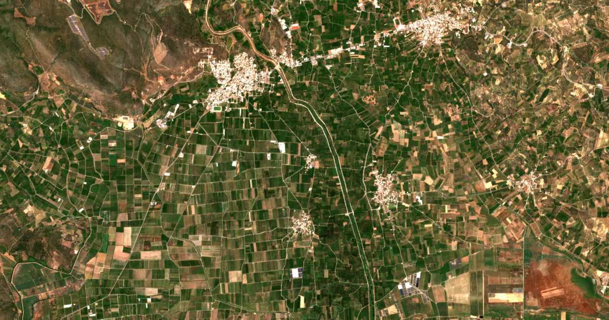 Satellitenkarte von Ágioi Taxiárchai