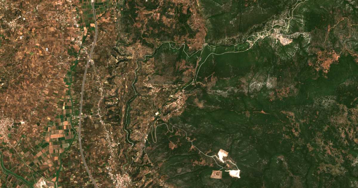 Satellitenkarte von Áno Ámfeia