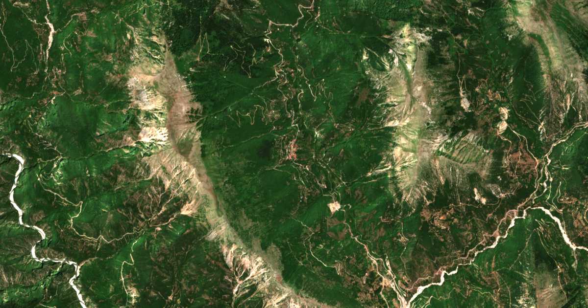 Satellitenkarte von Anthirón