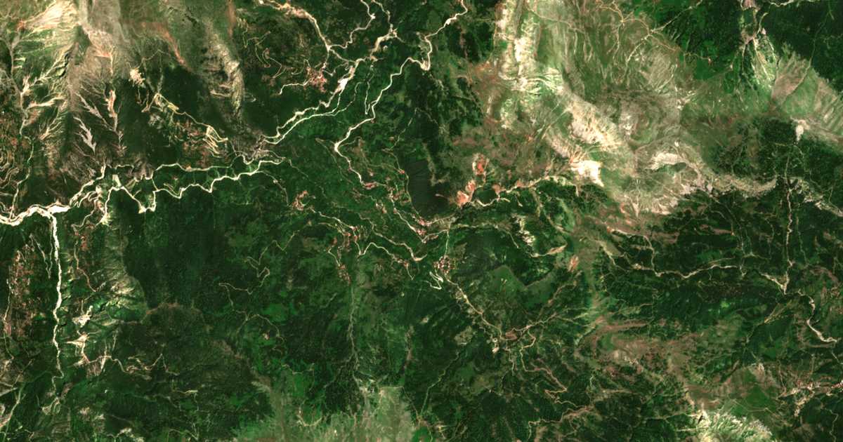 Satellitenkarte von Petrílon