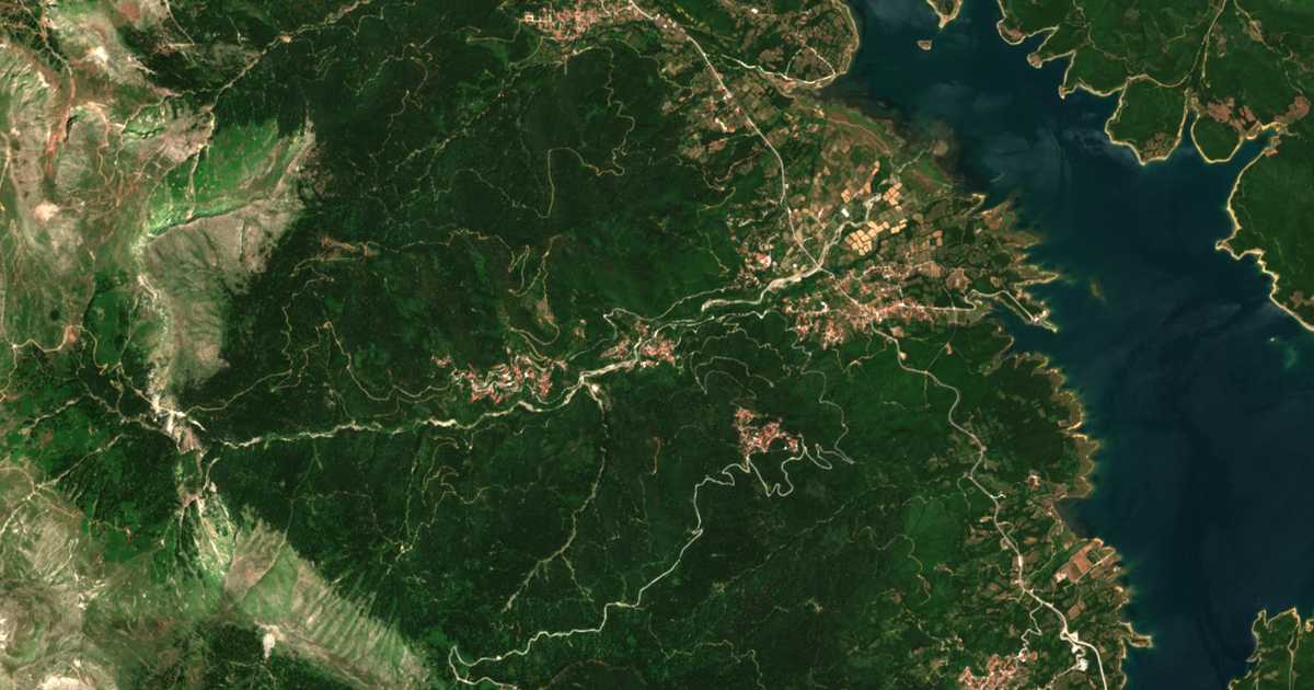 Satellitenkarte von Pezoúla