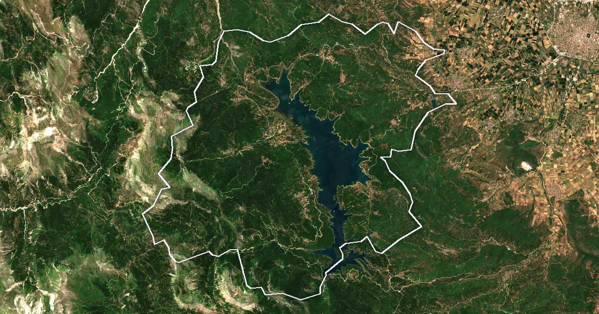 Satellitenbild mit eingezeichneter Grenze: Limni Plastira