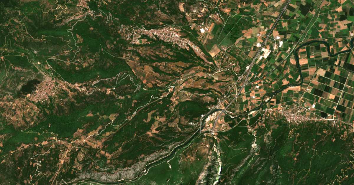 Satellitenkarte von Peratariá