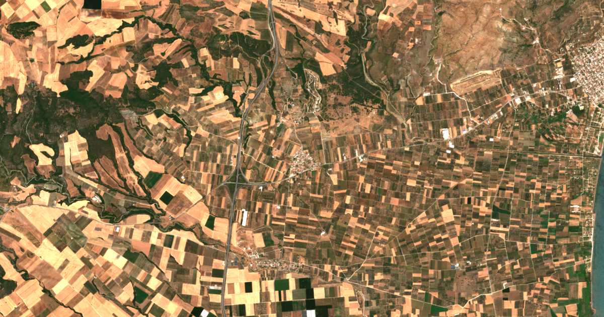 Satellitenkarte von Mikrothívai