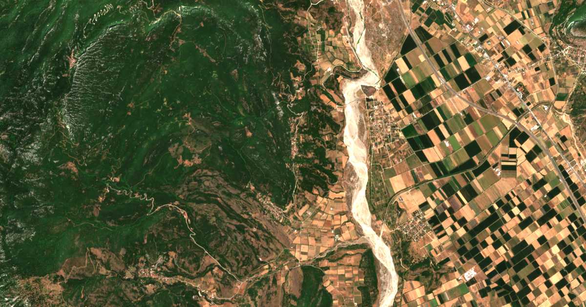 Satellitenkarte von Agía Paraskeví